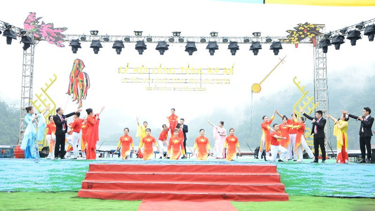 Tô thắm nét đẹp văn hóa cư dân vùng hồ Ba Bể